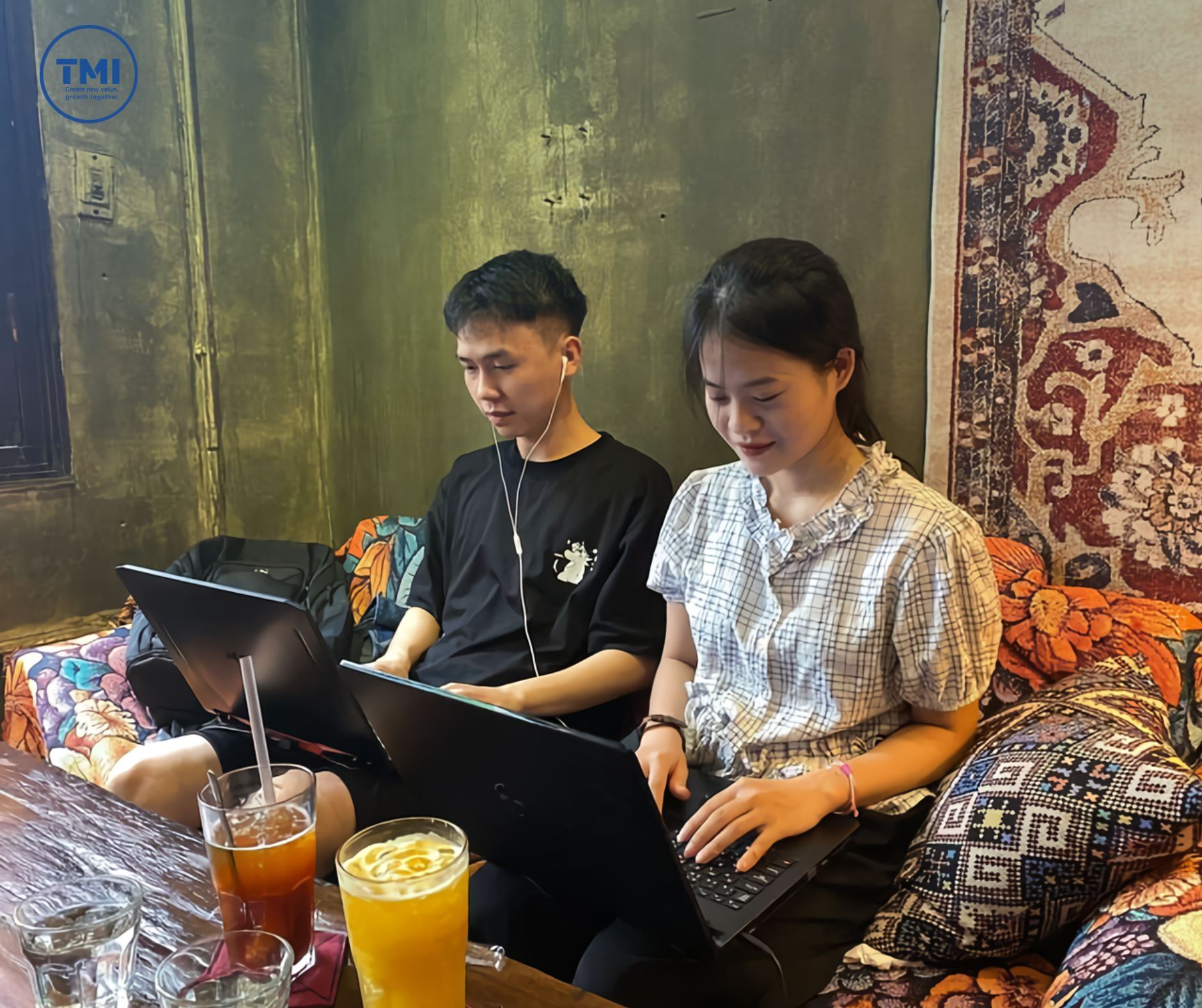 Không khí làm việc sôi động