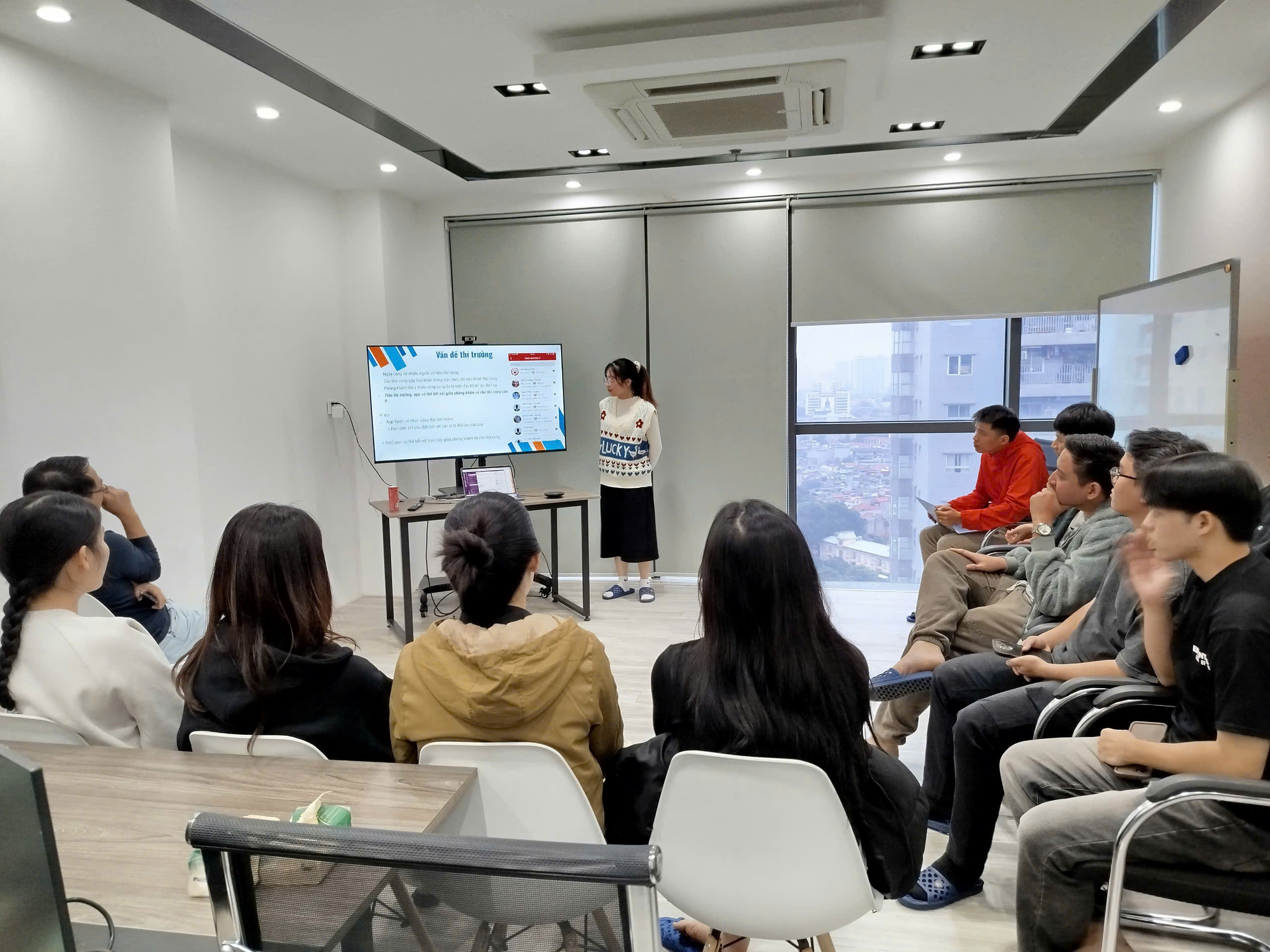 Các đội thi thuyết trình ý tưởng