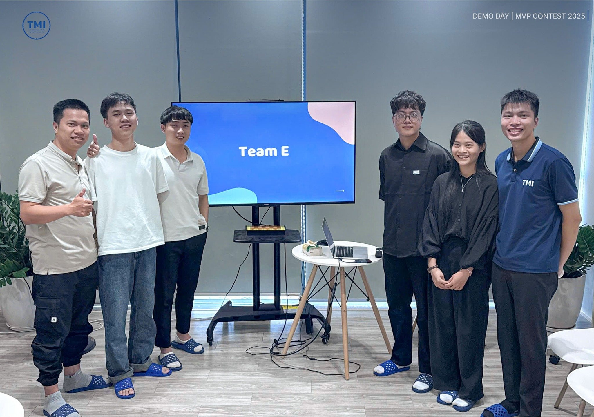 Team E trình bày sản phẩm